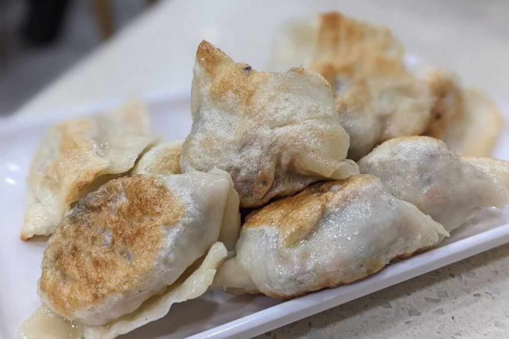 Cheap eats in Hong Kong you must try at least once 2 best cheap eats in hong kong Ah Chun Shandong Dumpling