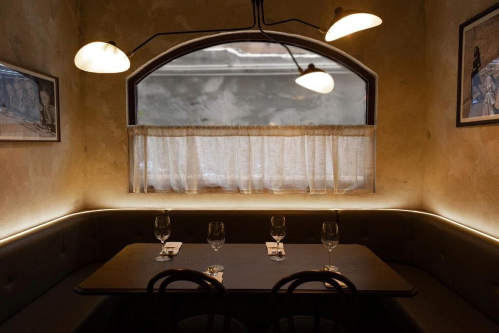 La Volta table seating